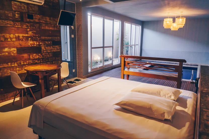 Love hotel Champagne By Drops