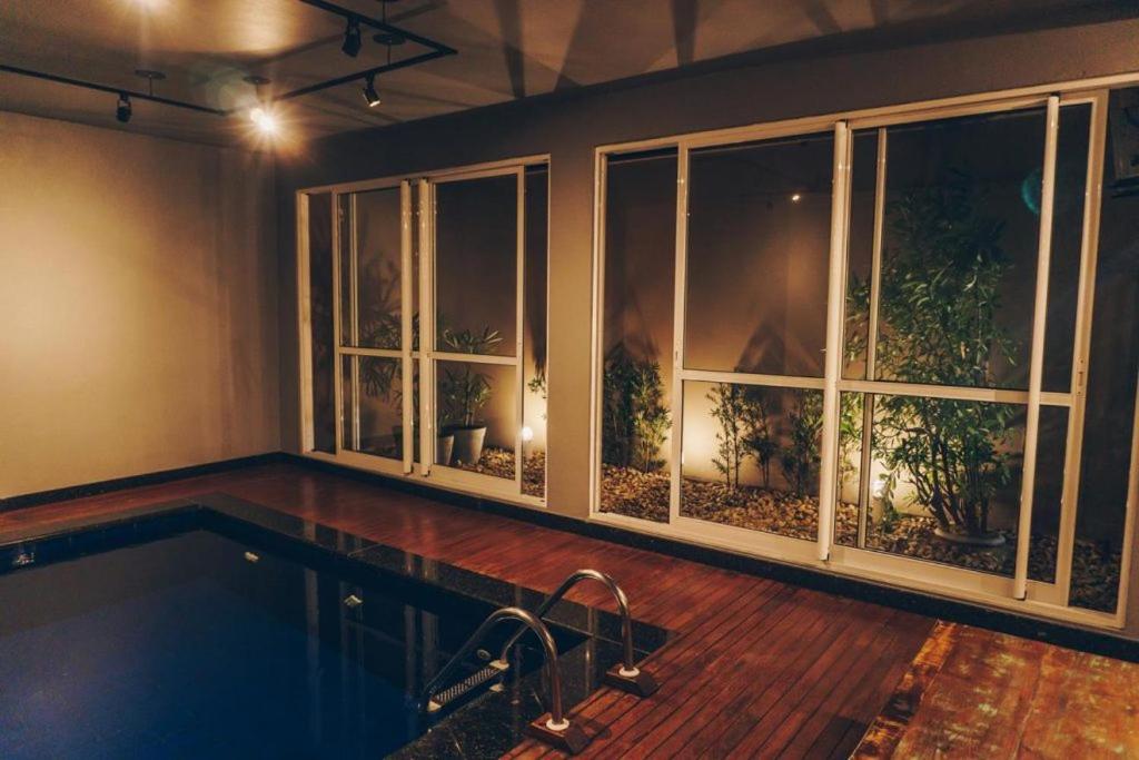 Love hotel Champagne By Drops Tubarao