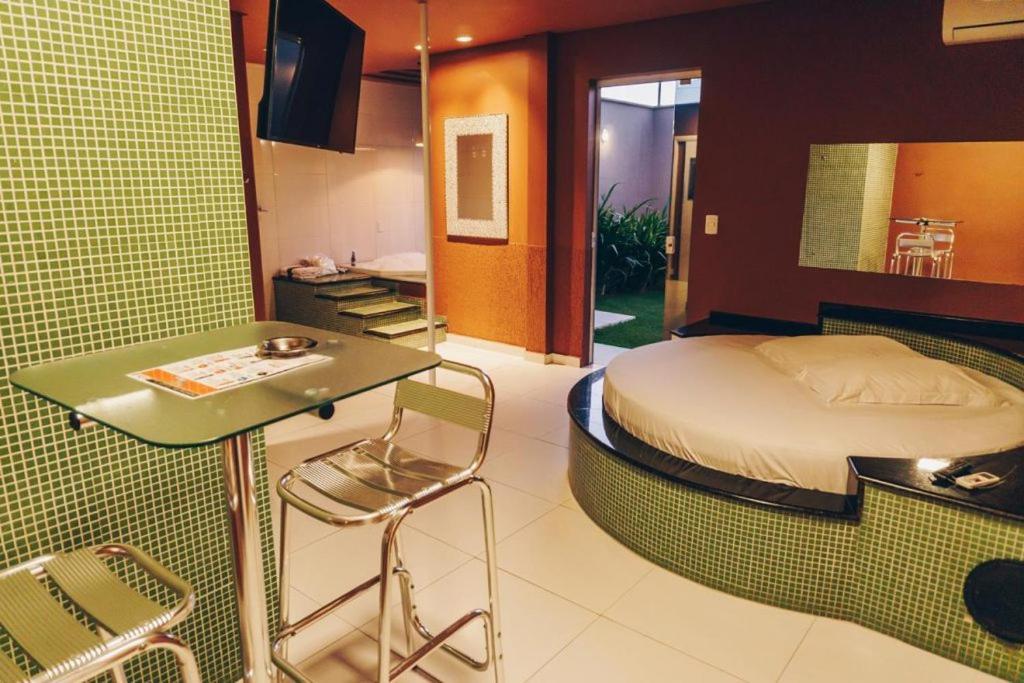 Love hotel Champagne By Drops *